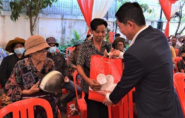 Viettel Global presents gifts to Vietnamese-origin community in Cambodia