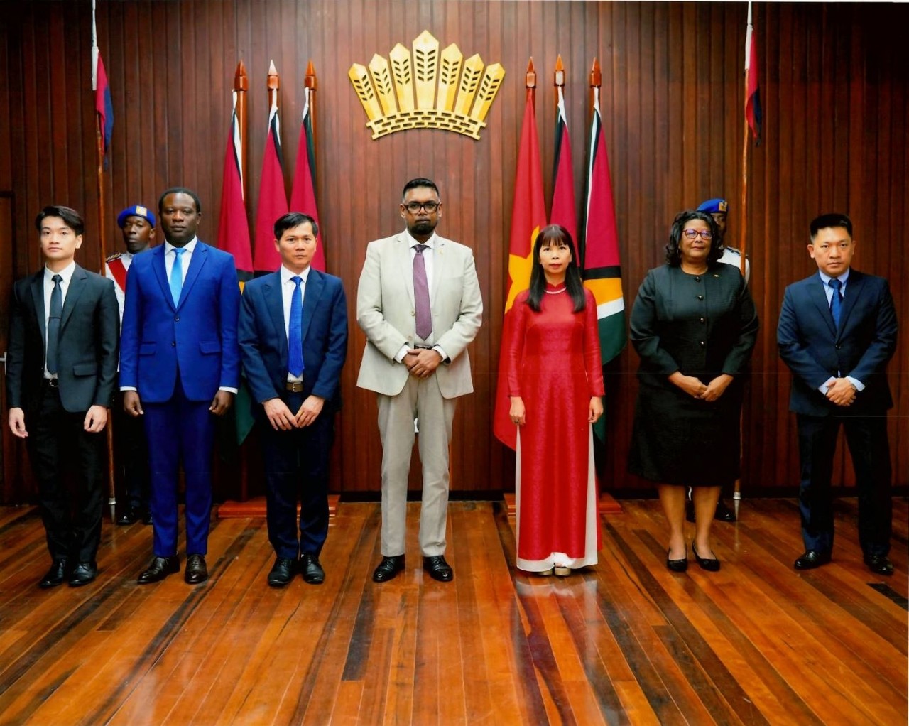 Đại sứ Phạm Thị Kim Hoa trình Thư ủy nhiệm lên Tổng thống Guyana.