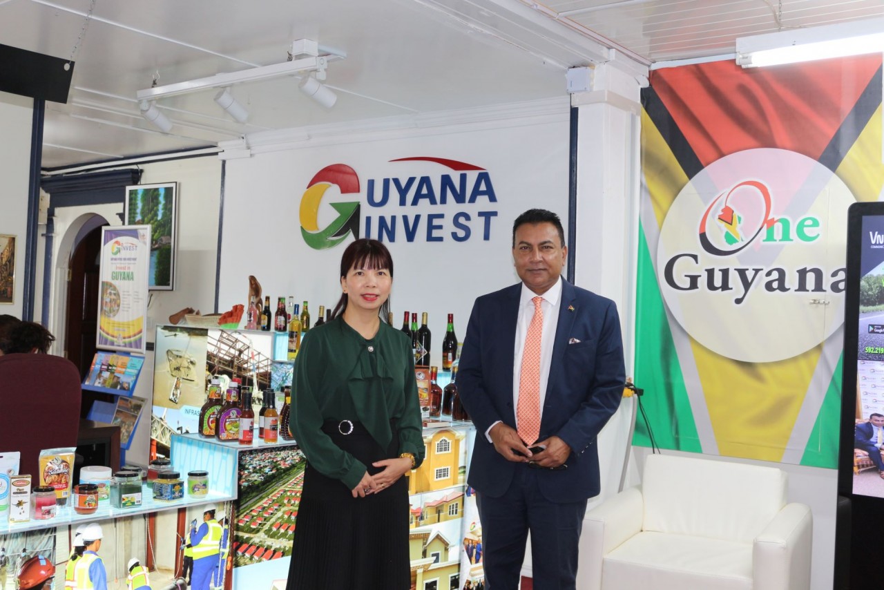 Đại sứ gặp Chủ tịch Văn phòng Đầu tư Guyana.