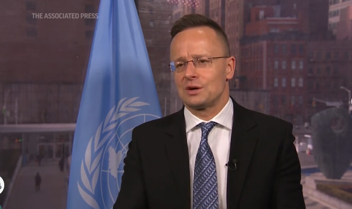 Ngoại trưởng Hungary Péter Szijjártó trả lời phỏng vấn AP ngày 23/3. (Ảnh chụp màn hình)
