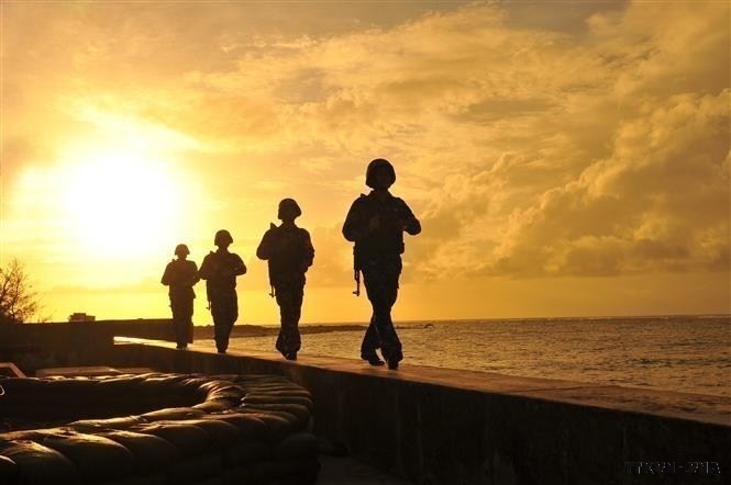 Young soldiers on Phan Vinh Island in Truong Sa island district, Khanh Hoa province, conduct patrols to maintain the sea and air sovereignty of the Fatherland. (Photo: VNA)