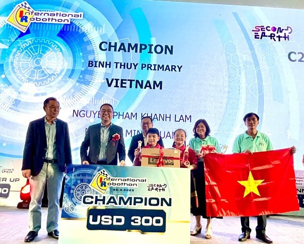 Học sinh Cần Thơ xuất sắc đoạt giải vô địch tại cuộc thi Robothon quốc tế 2023. (Nguồn: Lao Động)