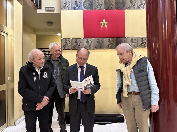 Cảm động câu chuyện ba chàng trai Thụy Sỹ treo cờ Việt Nam trên chóp tháp Nhà thờ Đức Bà Paris. (Nguồn: Vietnamplus)