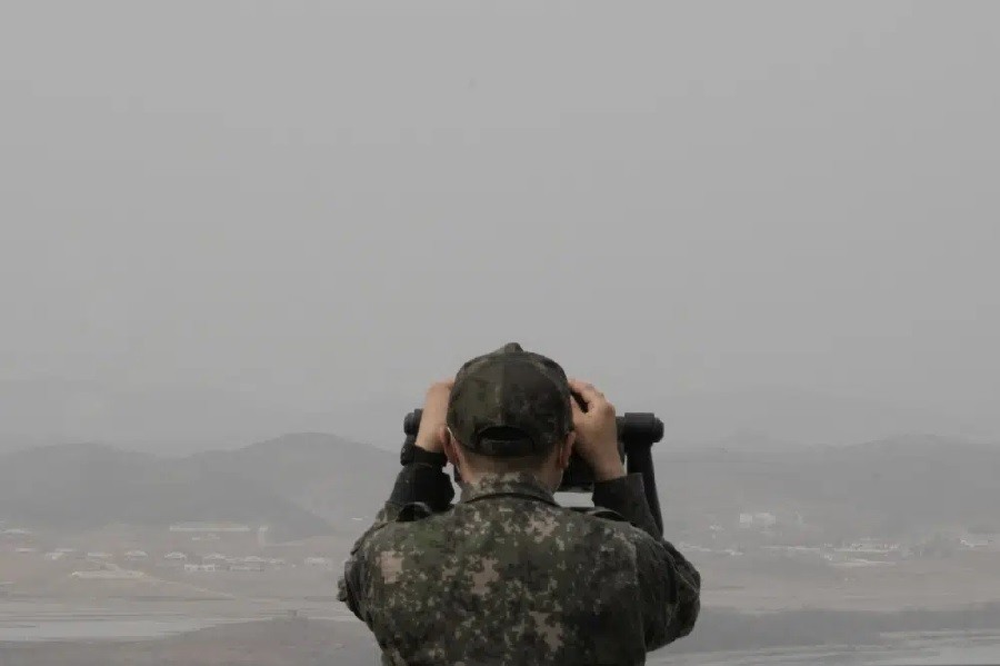 Một binh sĩ quân đội Hàn Quốc quan sát phía Triều Tiên từ Trạm Quan sát Thống nhất ở Paju, Hàn Quốc, gần biên giới với Triều Tiên, Thứ Sáu, ngày 24 tháng 3 năm 2023. (AP)