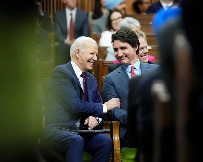 Thủ tướng Justin Trudeau và Tổng thống Hoa Kỳ Joe Biden cười sảng khoái sau bài phát biểu của Biden trước Quốc hội tại Hạ viện, trên Đồi Quốc hội, ở Ottawa, Thứ Sáu, ngày 24 tháng 3 năm 2023.. (The Canadian Press)