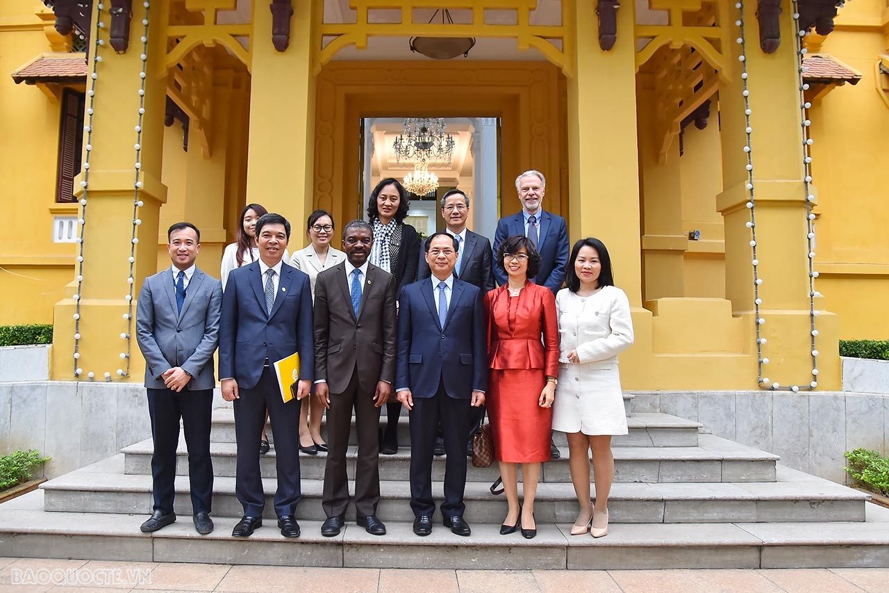 Bộ trưởng Ngoại giao Bùi Thanh Sơn, ông Lazare Eloundou Assomo (hàng đầu, thứ ba, từ trái), Đại sứ Lê Thị Hồng Vân (hàng đầu, thứ hai từ phải) và các đại biểu tại trụ sở Bộ Ngoại giao, ngày 27/3. (Ảnh: Tuấn Anh) 