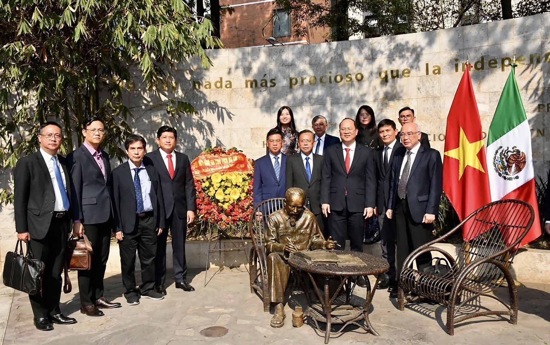 Đoàn công tác Thành ủy TP. Hồ Chí Minh chụp ảnh lưu niệm tại bức tượng Chủ tịch Hồ Chí Minh ở thủ đô Mexico City. (Nguồn: TTXVN)