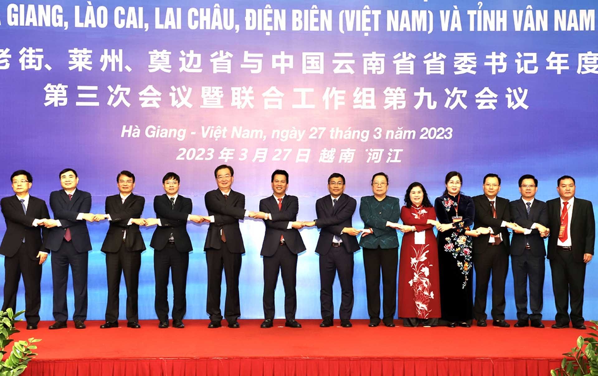 Lãnh đạo tỉnh Hà Giang (Việt Nam), Vân Nam (Trung Quốc) và các đại biểu của hai nước chụp ảnh lưu niệm tại hội nghị. (Nguồn: TTXVN)