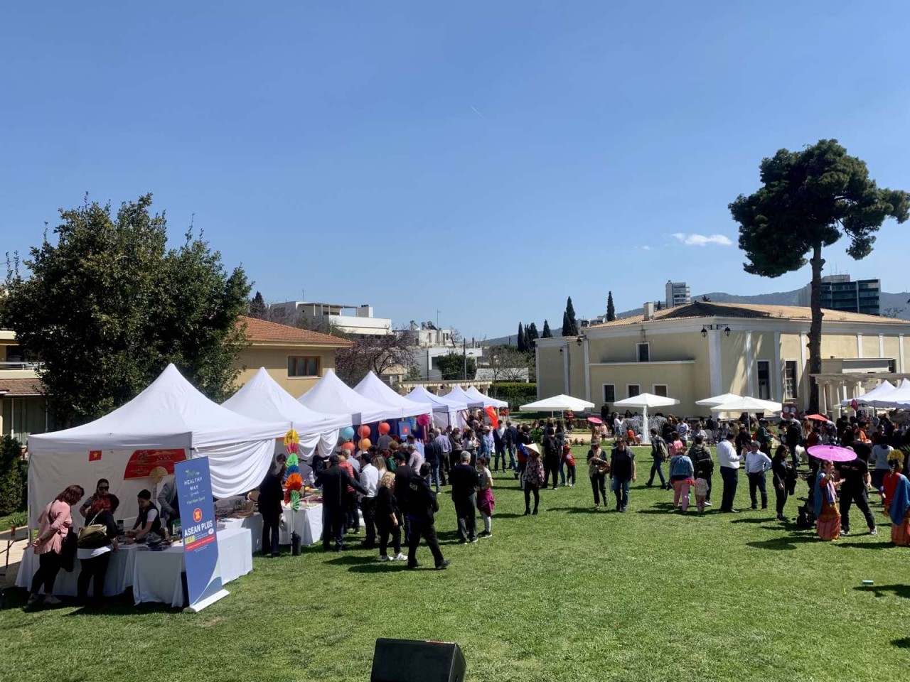 (03.28) Hội chợ đã nhận được sụ quan tâm, tham dự của bạn bè, du khách tại Hy Lạp.
