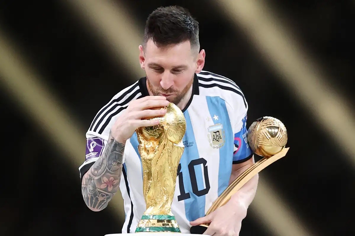 Bóng đá giao hữu: Yêu cầu 'đáng yêu' của hậu vệ đội Curabao gửi tới Messi