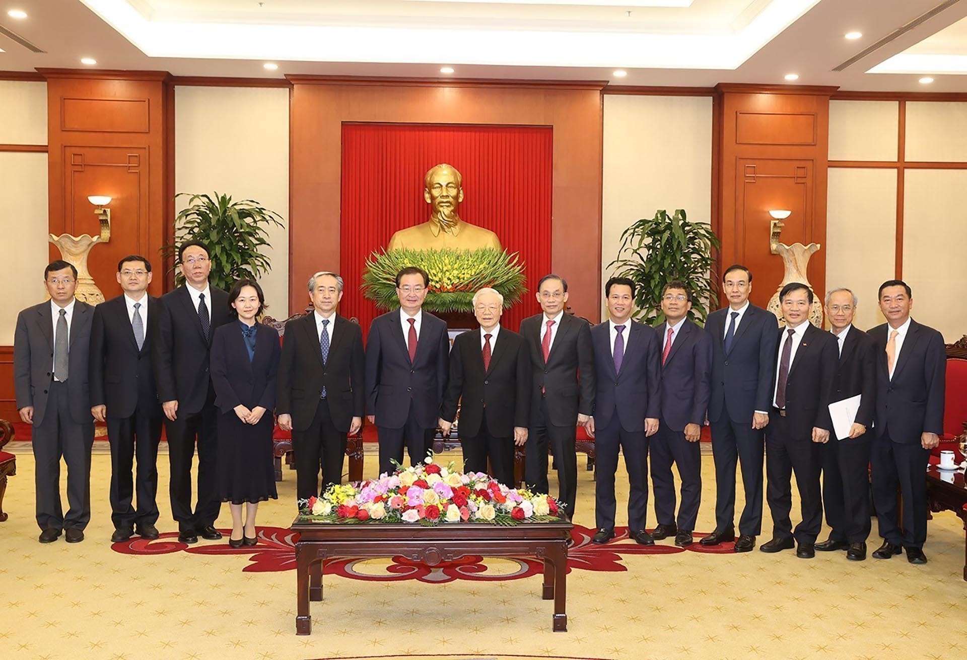 Tổng Bí thư Nguyễn Phú Trọng và đồng chí Vương Ninh, Ủy viên Trung ương Đảng Cộng sản Trung Quốc, Bí thư Tỉnh ủy Vân Nam cùng các đại biểu chụp ảnh chung. (Nguồn: TTXVN)