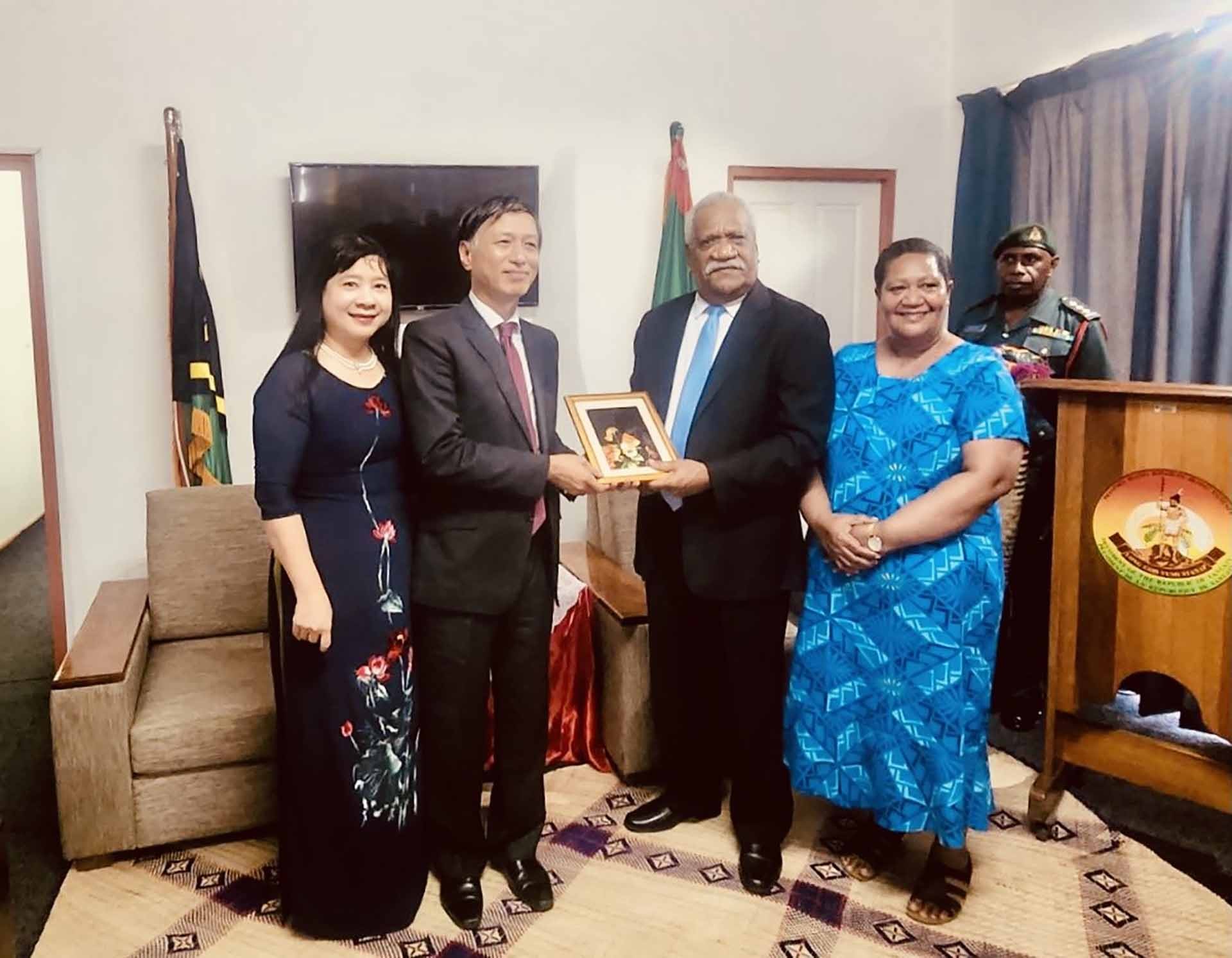 Đại sứ Việt Nam tại Australia Nguyễn Tất Thành cùng phu nhân chụp hình lưu niệm với Tổng thống Vanuatu Nikenike Vurobaravu và phu nhân.
