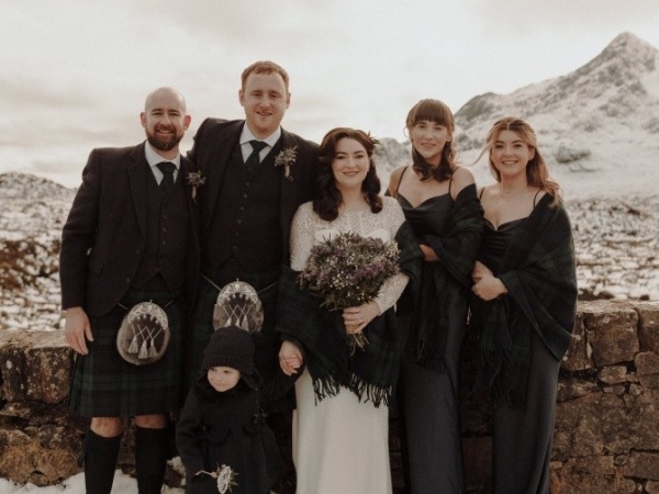 Scotland: Cô dâu, chú rể hạnh phúc trong đám cưới chỉ 3 khách mời, tổ chức trên núi cao