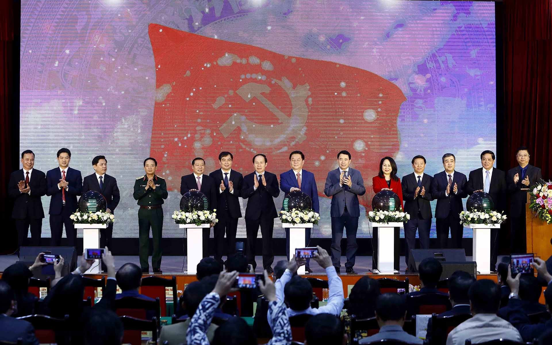 Đồng chí Nguyễn Trọng Nghĩa, Bí thư Trung ương Đảng, Trưởng ban Tuyên giáo Trung ương cùng các đại biểu thực hiện nghi thức khai trương Cổng thông tin điện tử Đảng Cộng sản Việt Nam. (Nguồn: TTXVN)