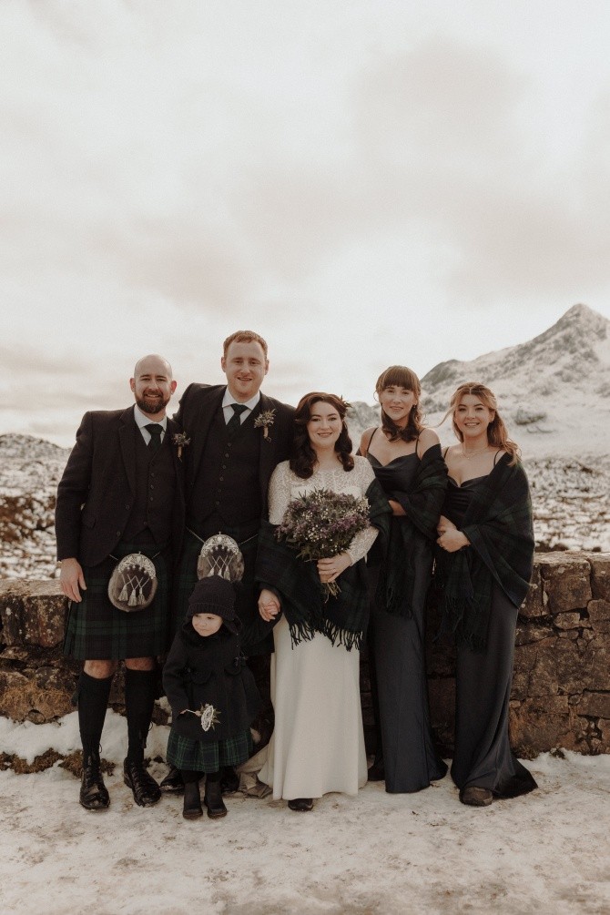 Scotland: Cô dâu, chú rể hạnh phúc trong đám cưới chỉ 3 khách mời, tổ chức trên núi cao