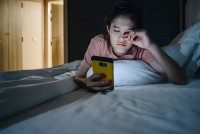 Nghiên cứu: Thức khuya trong xã hội hiện đại đối diện nguy cơ sức khoẻ tim mạch kém và trầm cảm