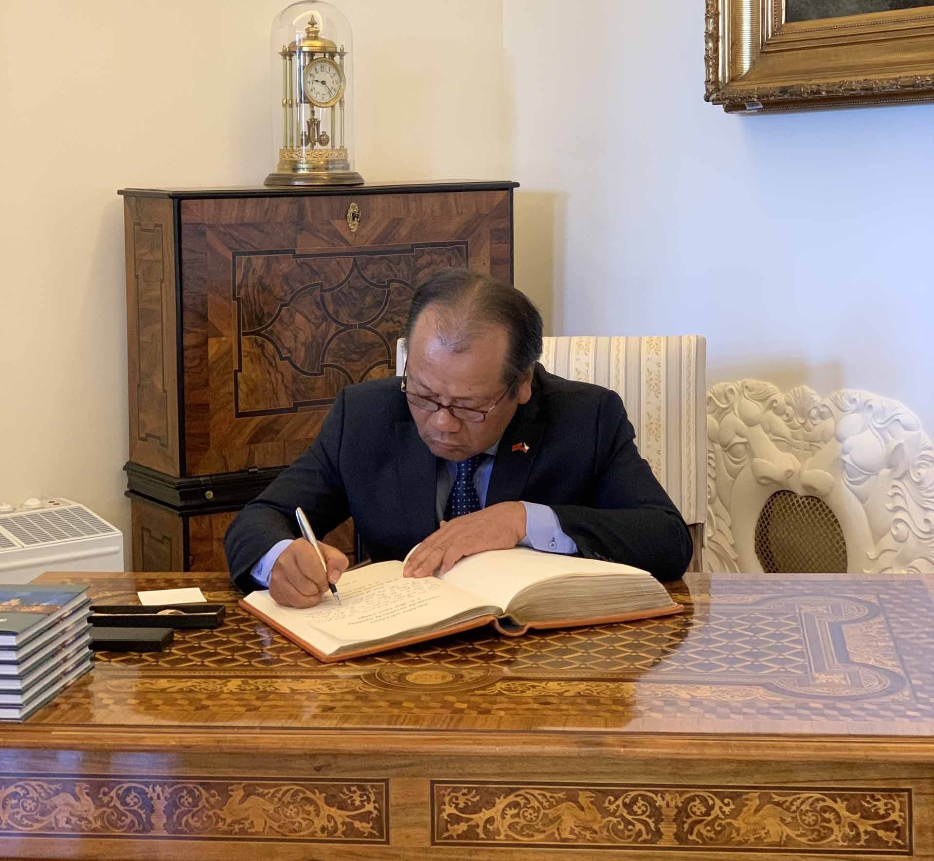 Đại sứ Thái Xuân Dũng viết lưu bút tại Tòa Thị chính.