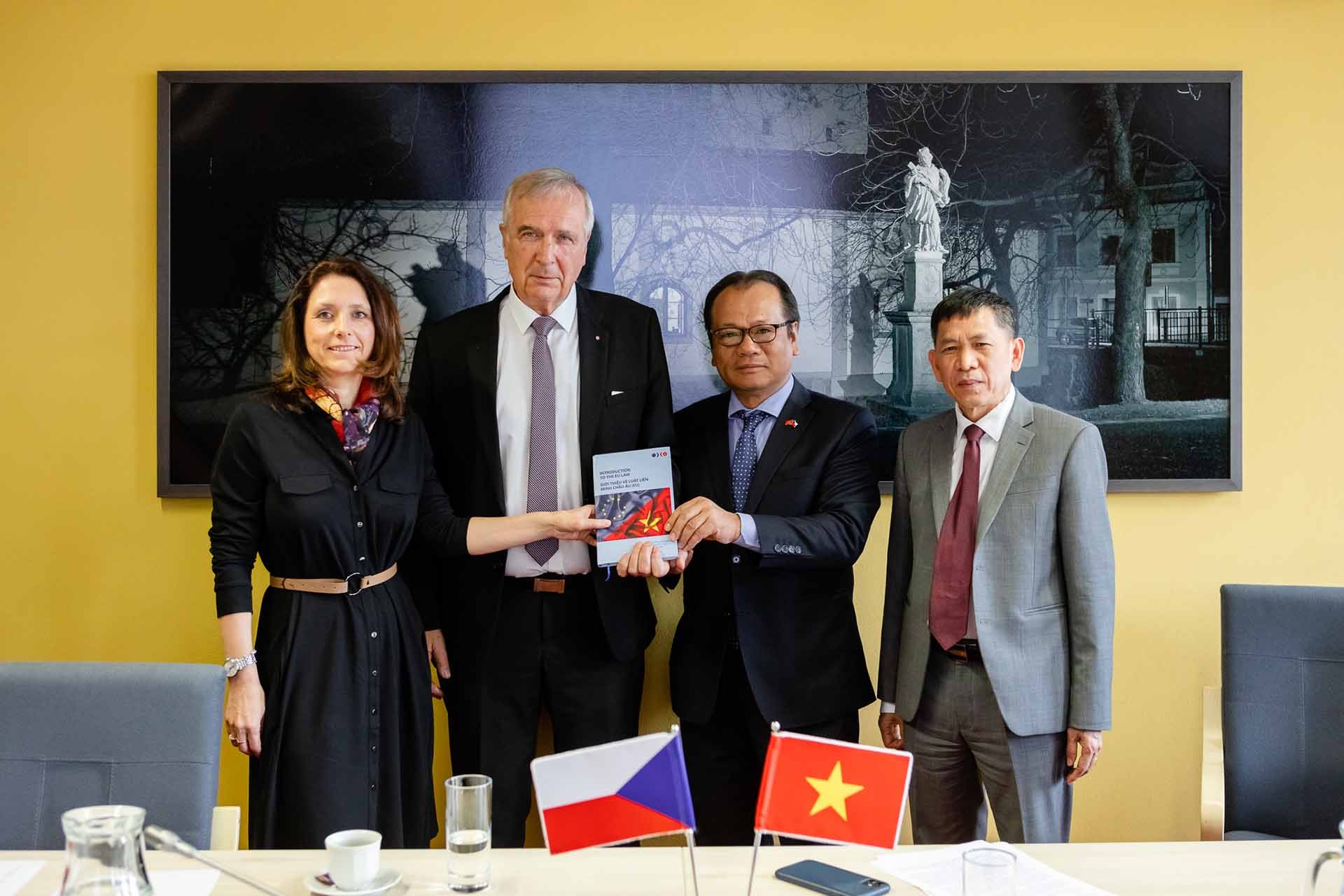 Đại sứ Thái Xuân Dũng dự lễ ra mắt sách giới thiệu về luật Liên minh châu Âu.