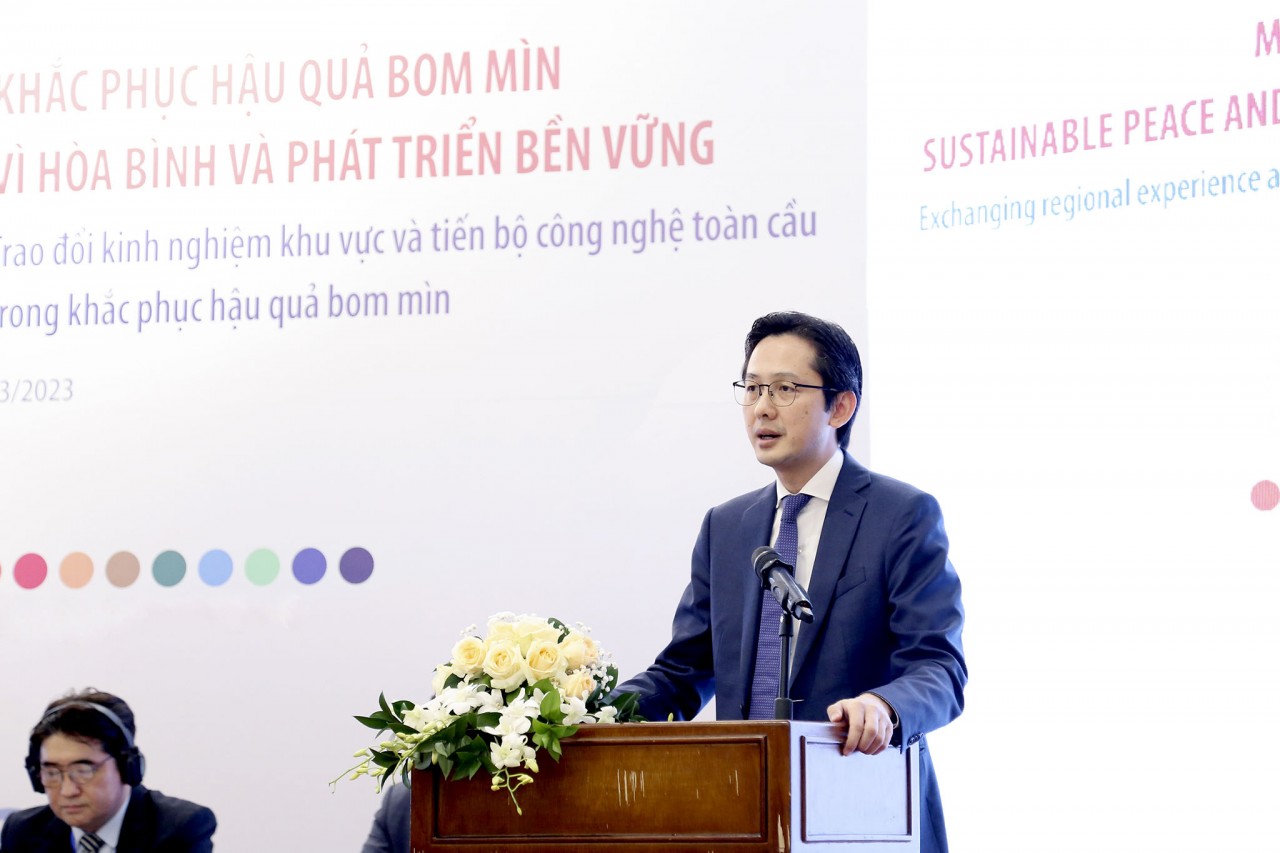 Thứ trưởng Ngoại giao Đỗ Hùng Việt phát biểu khai mạc hội thảo Khắc phục hậu quả bom mìn vì hòa bình, phát triển bền vững