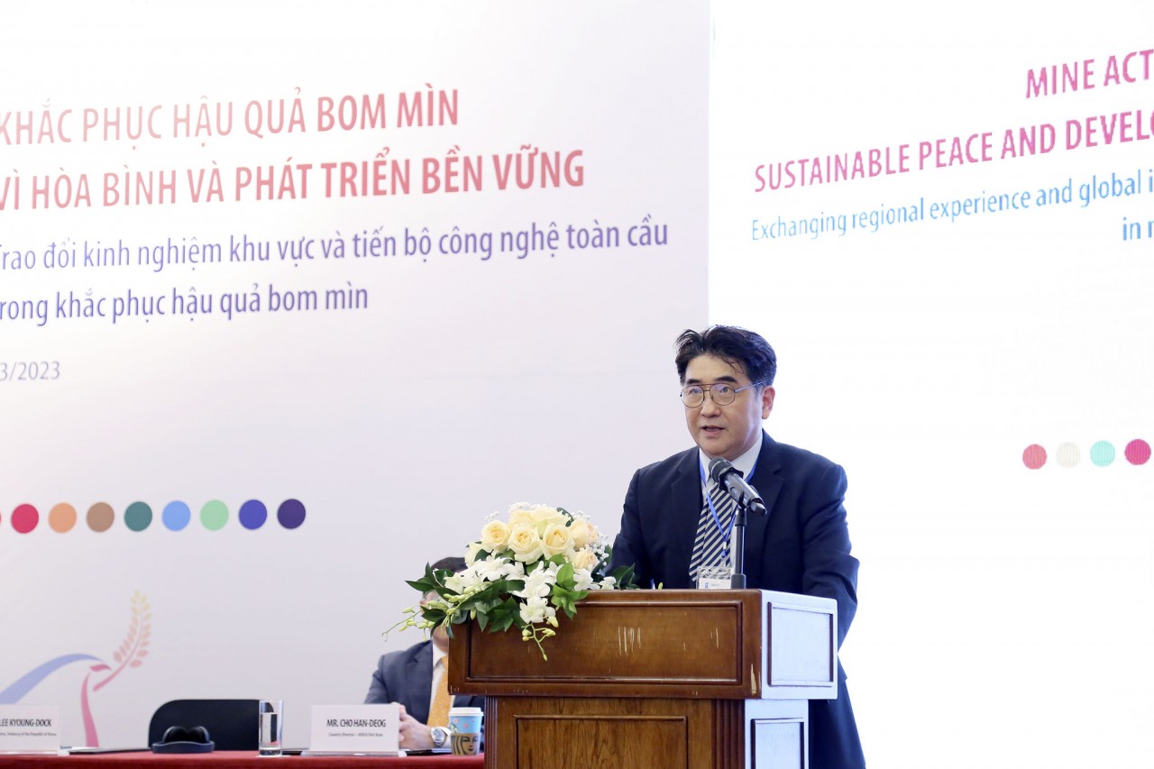 Thứ trưởng Ngoại giao Đỗ Hùng Việt phát biểu khai mạc hội thảo Khắc phục hậu quả bom mìn vì hòa bình, phát triển bền vững