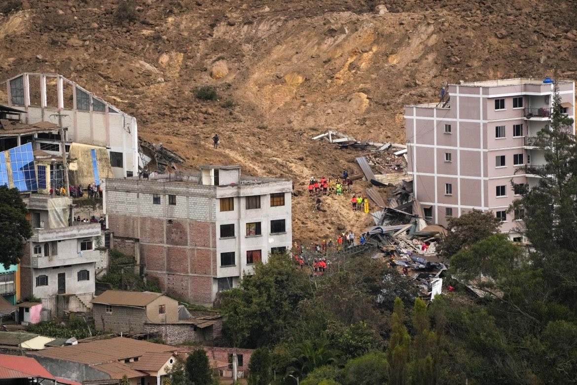 Trận lở đất xảy ra vào đêm Chủ nhật, chôn lấp hàng cướp ngôi nhà và khiến 23 người bị thương ở làng Alausi thuộc tỉnh Chimborazo. [Ảnh Dolores Ochoa/AP]