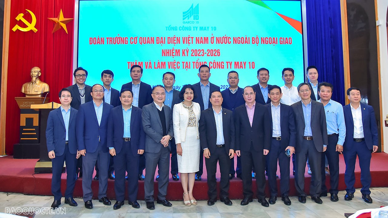 Đoàn Trưởng các cơ quan đại diện Việt Nam ở nước ngoài nhiệm kỳ 2023-2026 làm việc tại Tổng Công ty May 10