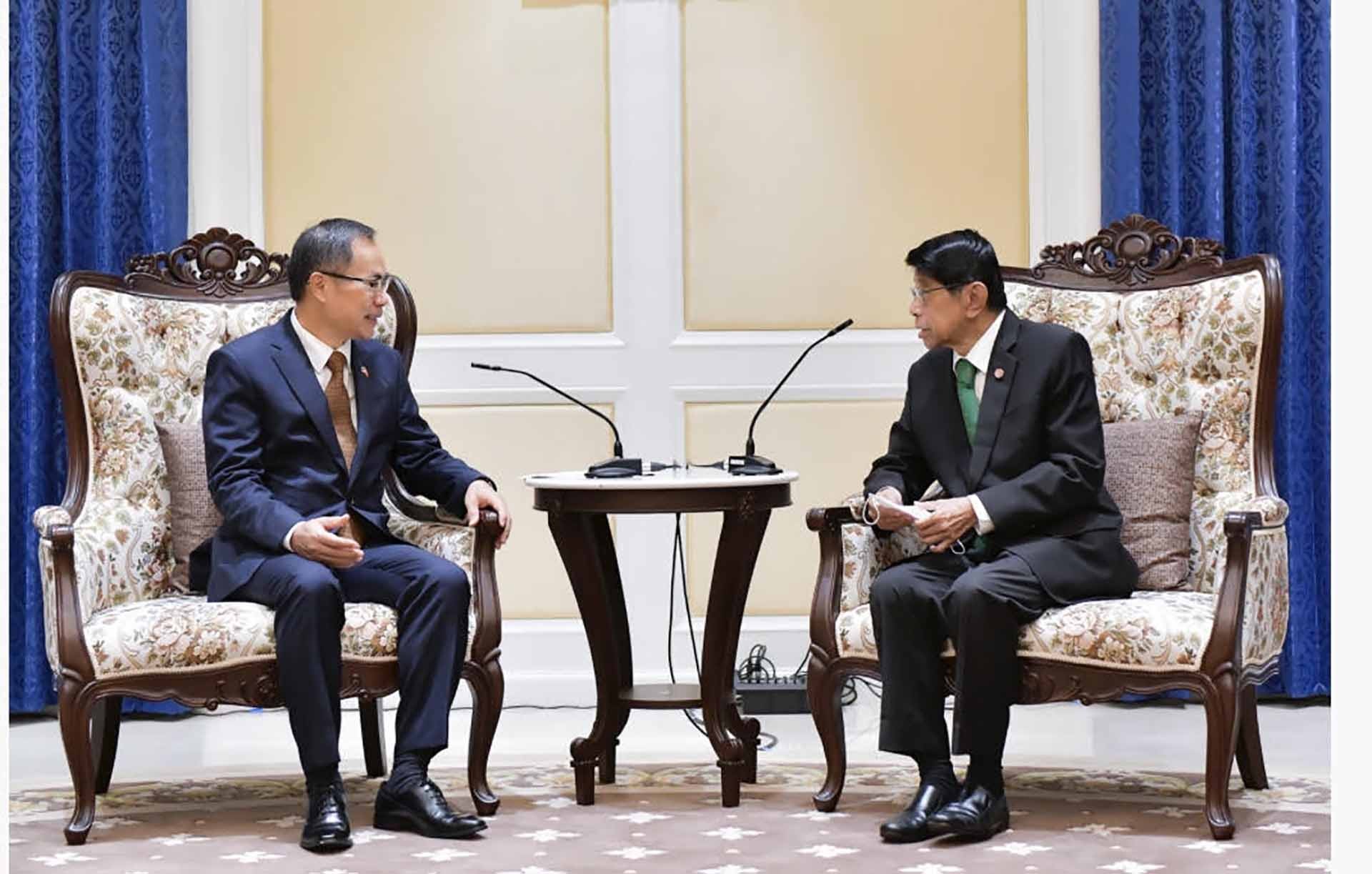Đại sứ Phan Chí Thành trao đổi với Phó Thủ tướng Thái Lan Wissanu Krea-ngam.