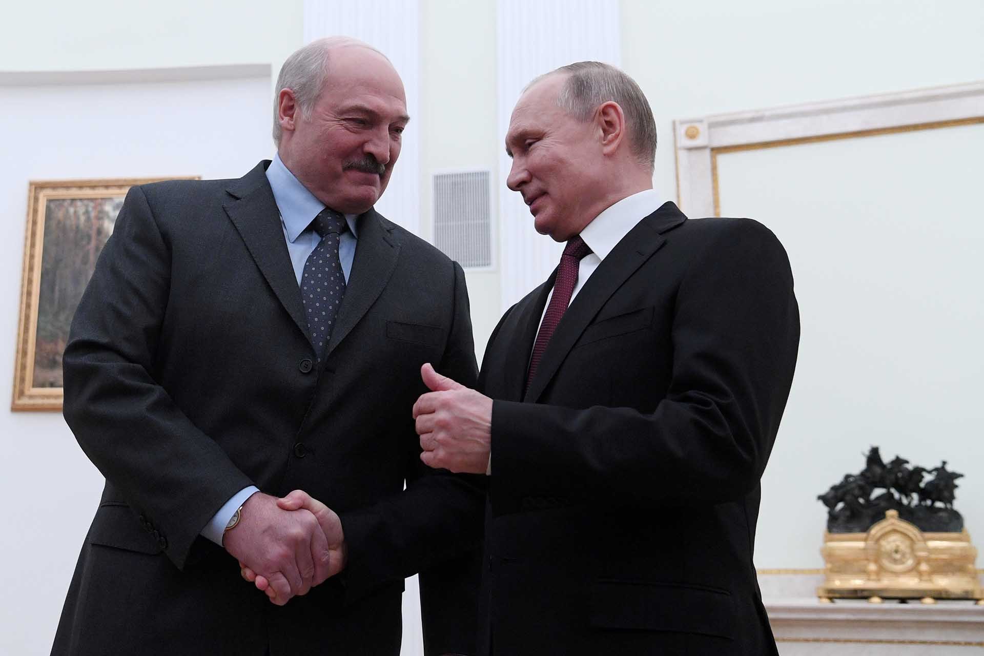 Tổng thống Nga Vladimir Putin (phải) và người đồng cấp Belarus Alexander Lukashenko đã đạt thỏa thuận về đặt vũ khí hạt nhân chiến thuật của Moscow trên lãnh thổ Minsk. (Nguồn: Reuters)