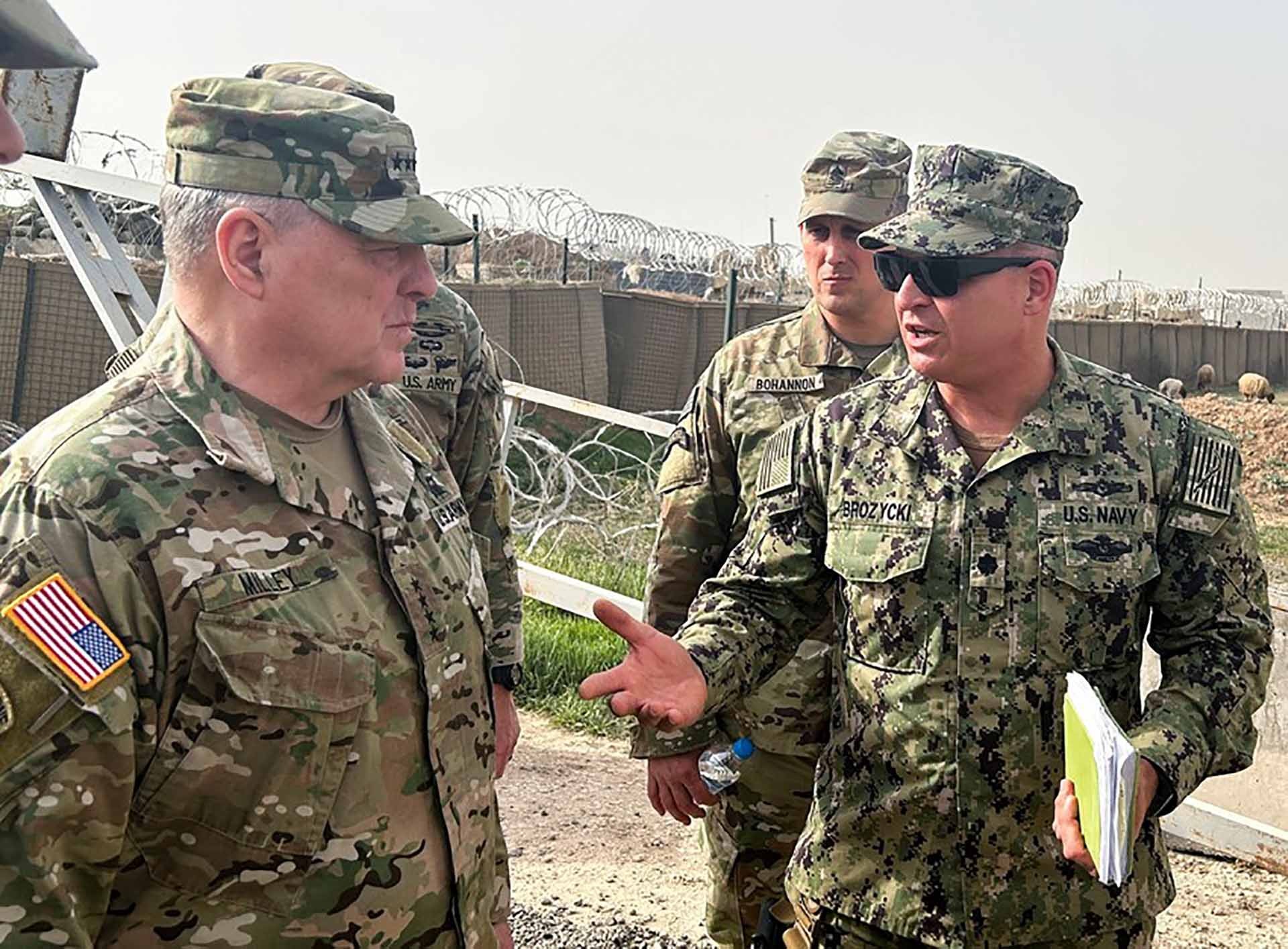 Chủ tịch Hội đồng Tham mưu trưởng liên quân Mỹ, Tướng Mark Milley trong chuyến thăm một căn cứ quân sự của Mỹ ở Đông Bắc Syria, ngày 4/3/2023. (Nguồn: Reuters)