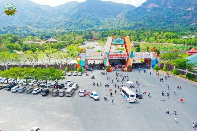 Welcome gate to Cam Mountain Cable Car Tourist Site