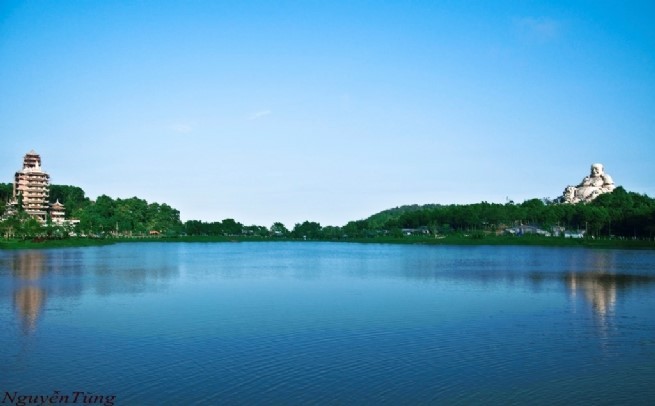 According to scientists, the bottom of Thuy Liem Lake may be a crater