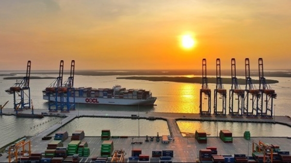 Ba Ria-Vung Tau’s deep-sea port receives biggest-ever container ship