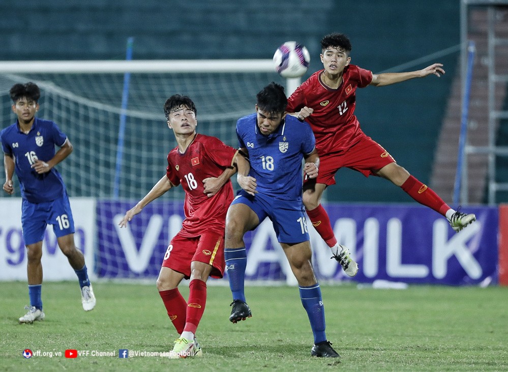 Các cầu thủ U17 Việt Nam (áo đỏ) trong một trận đấu tại vòng loại U17 châu Á 2023. (Nguồn: VFF)