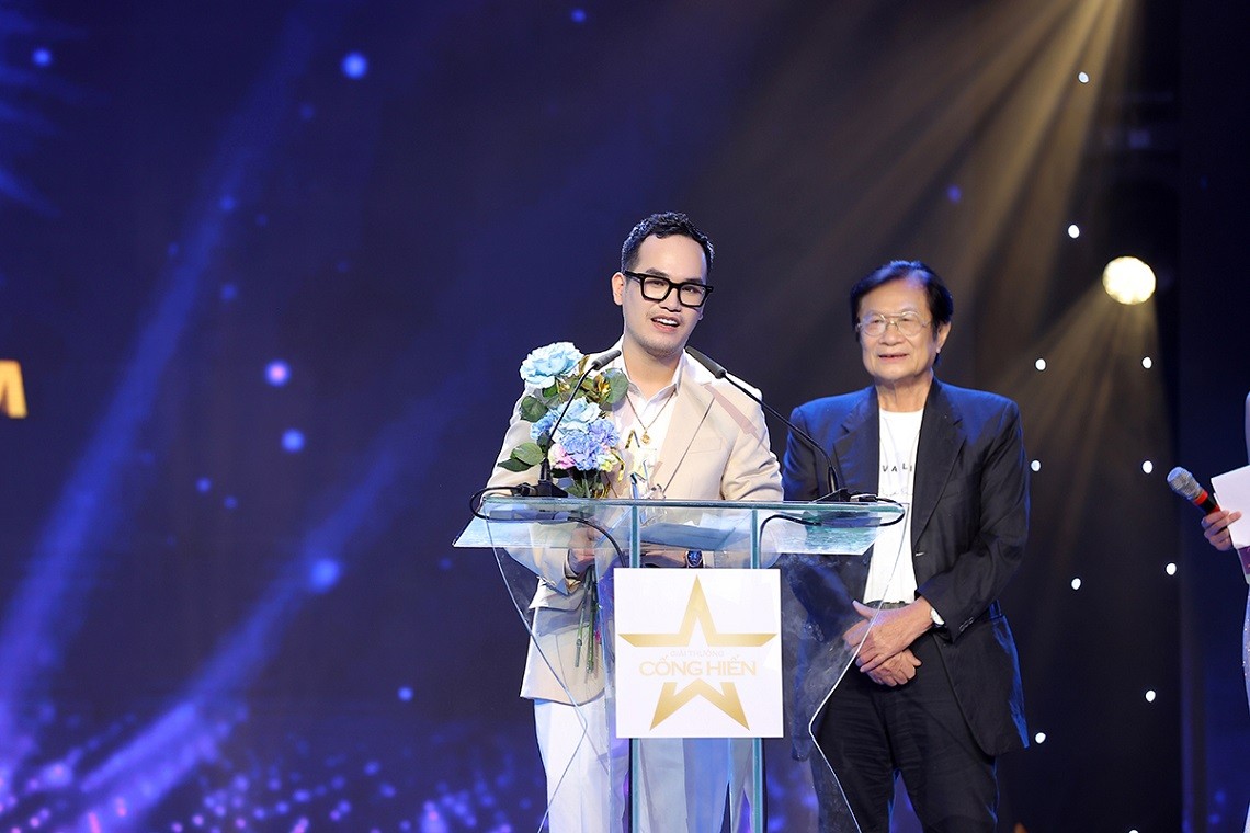 Những khoảnh khắc Hoàng Thùy Linh xúc động nhận giải thưởng Nữ ca sĩ của năm