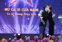 Những khoảnh khắc Hoàng Thùy Linh xúc động nhận giải thưởng Nữ ca sĩ của năm
