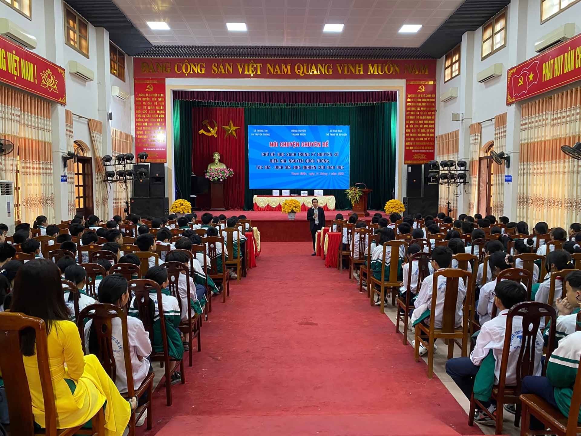 Các bạn học sinh tham gia nói chuyện chuyên đề, chủ đề “đọc sách trong kỷ nguyên số” của diễn giả Nguyễn Quốc Vương.