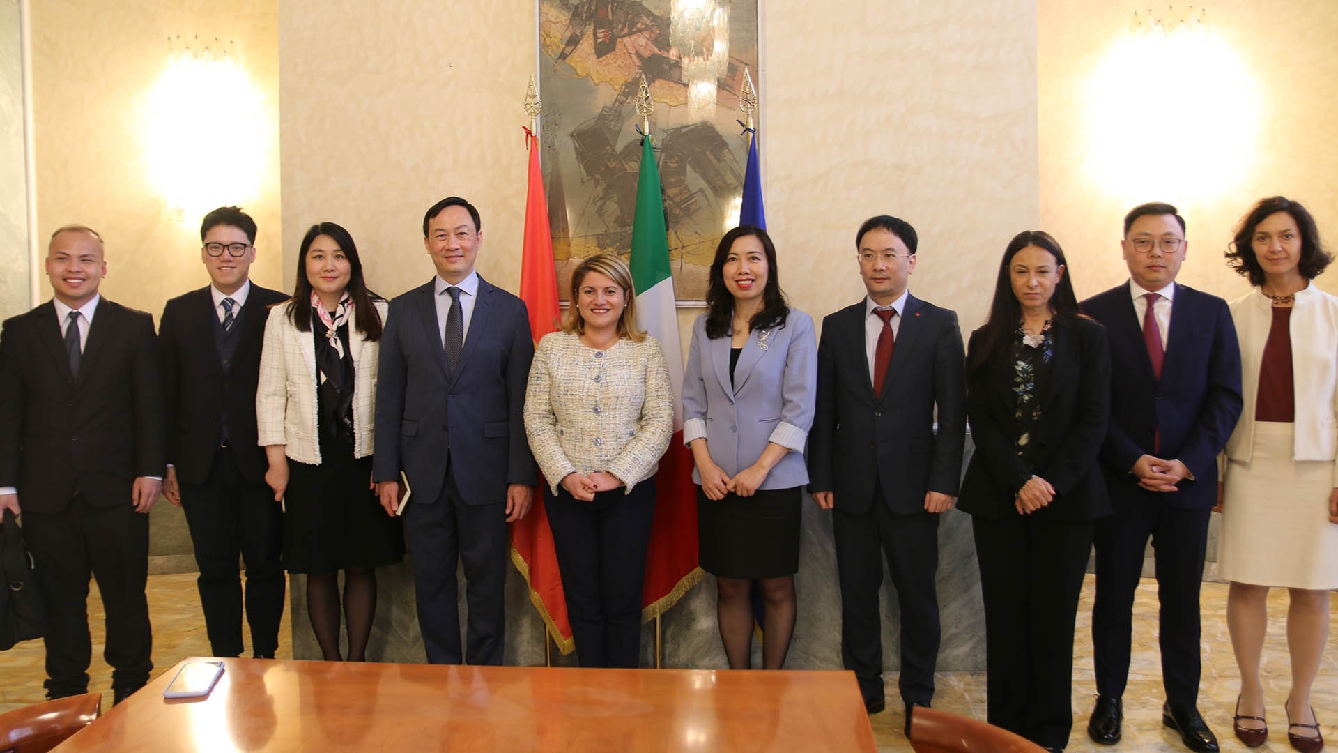 Thứ trưởng Ngoại giao Lê Thị Thu Hằng, Thứ trưởng Ngoại giao Italy Maria Tripodi cùng các thành viên đoàn Việt Nam và Italy tham dự Tham vấn chính trị lần thứ 5. (Nguồn: TTXVN)