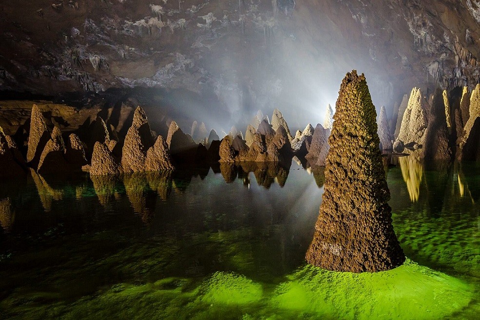 Hang Va expedition and exploring waterfall in million-year-old cave. (Photo: oxalisadventure)