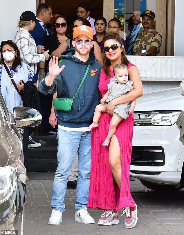 Hoa hậu Thế giới 2000 Priyanka Chopra cùng chồng và con gái nhỏ về thăm quê hương Ấn Độ
