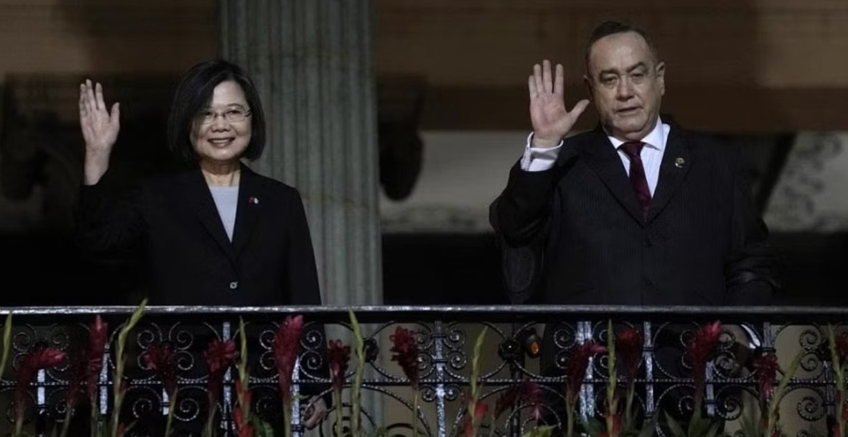 Nhà lãnh đạo Đài Loan (Trung Quốc) Thái Anh Văn và Tổng thống Guatemala Alejandro Giammattei tại Cung điện Văn hóa quốc gia ngày 31/3. (Nguồn: AP)