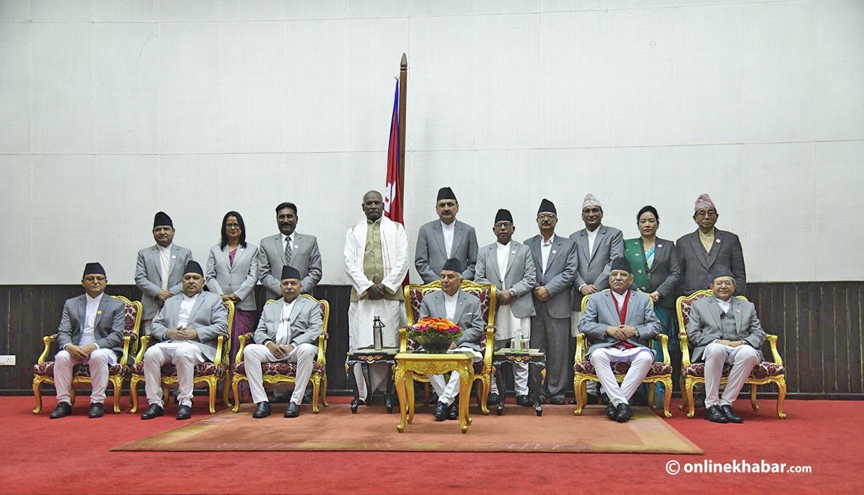 Các bộ trưởng mới được bổ nhiệm trong vòng mở rộng nội các mới nhất chụp ảnh sau lễ tuyên thệ, ở Kathmandu, ngày 31/3/2023.