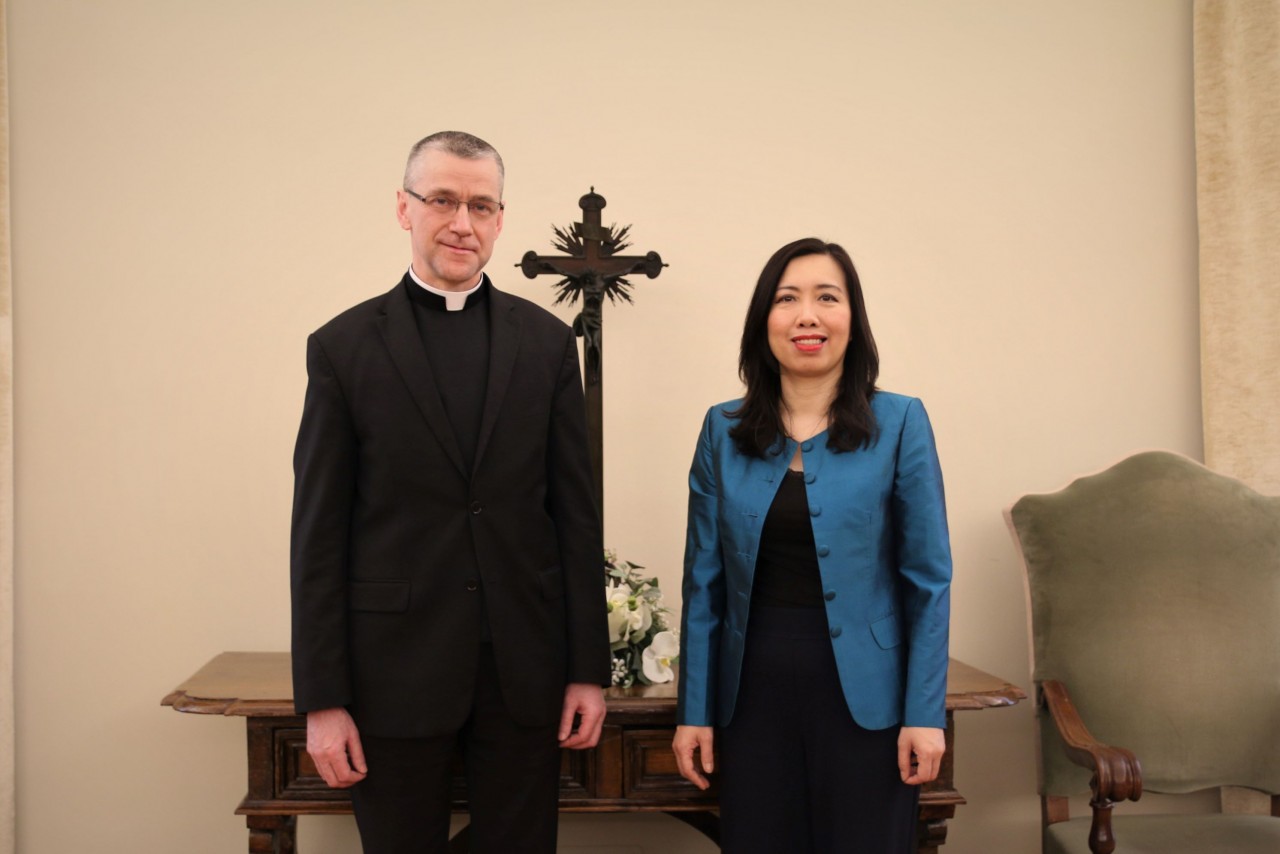 Trưởng đoàn Lê Thị Thu Hằng và Trường đoàn Vatican-Thứ trưởng Ngoại giao Tòa Thánh Miroslaw Wachowski. (Nguồn: TTXVN)