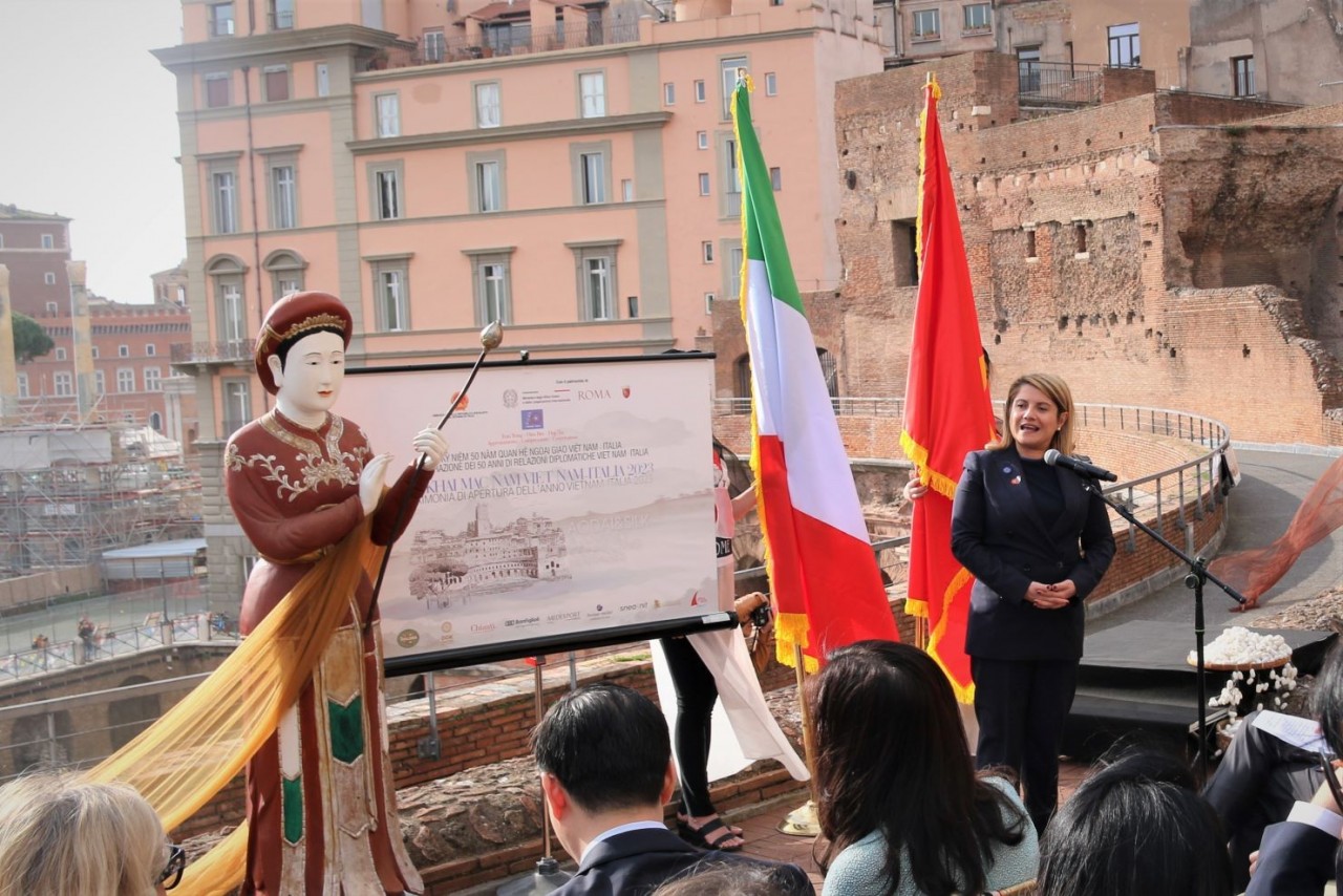 Thứ trưởng Ngoại giao Italia Maria Tripodi phát biểu tại lễ Khai mạc năm Việt Nam-Italia 2023. (Nguồn: TTXVN)