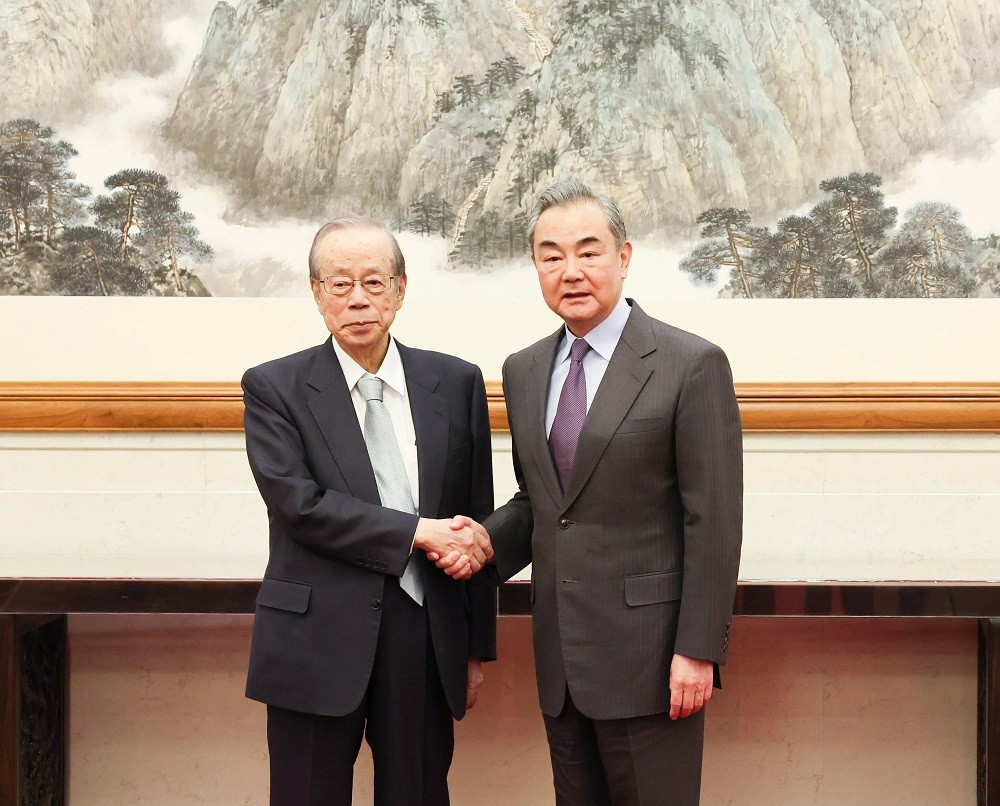 (04.02) Nhà ngoại giao Trung Quốc Vương Nghị tiếp cựu Thủ tướng Nhật Bản Fukuda Yasuo ngày 31/3 tại Bắc Kinh. (Nguồn: Tân Hoa xã)