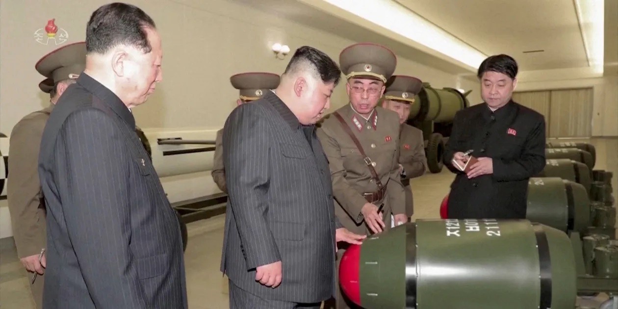(04.02) Triều Tiên thể hiện thái độ cứng rắn, nêu quan điểm về hạt nhân trước các cuộc tập trận chung Mỹ-Hàn - Ảnh Chủ tịch Triều Tiên Kim Jong Un cùng quan chức thị sát các đầu đạn hạt nhân. (Nguồn: KRT)