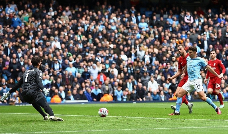 Julian Alvarez giúp Man City ngược dòng thành công