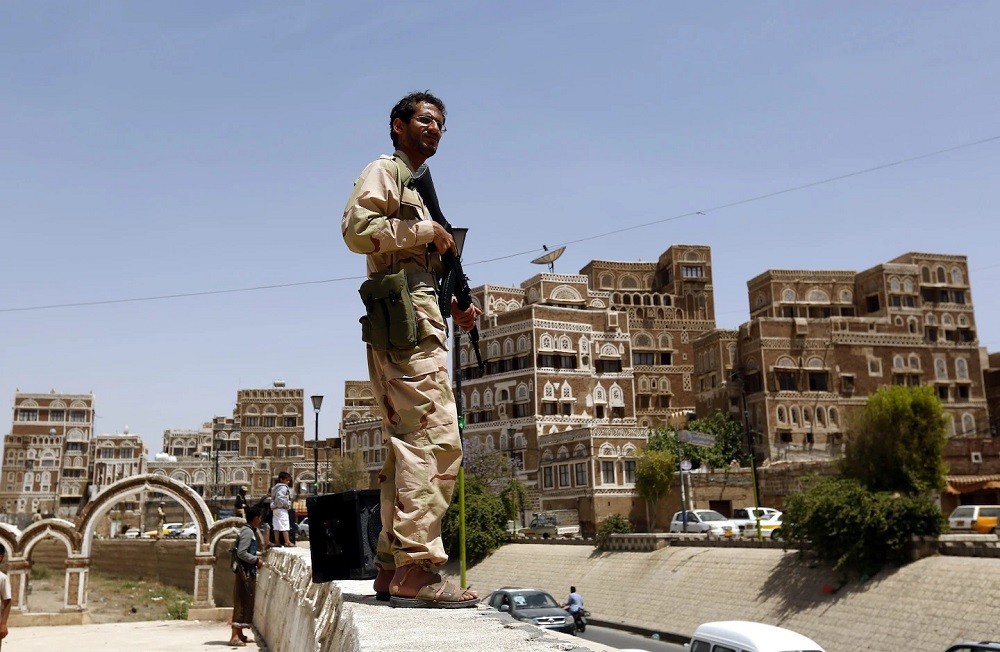 (04.02) Tình hình an ninh tại Yemen càng thêm bất ổn trước sự chống phá của Al Qaeda và nội chiến kéo dài - Ảnh: Chiến binh thuộc lực lượng Houthi canh gác tại thành phố Sana, Yemen. (Nguồn: Reuters)
