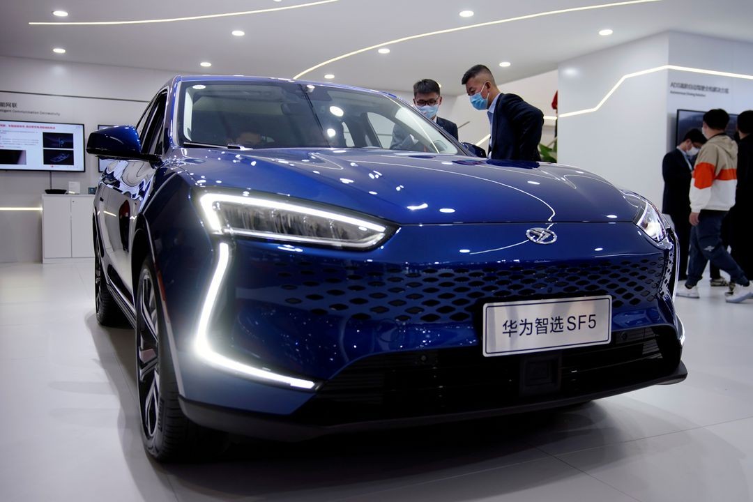 (04.02) Xe ô tô điện của Seres sử dụng hệ điều hành HarmonyOS của Huawei. (Nguồn: Reuters)