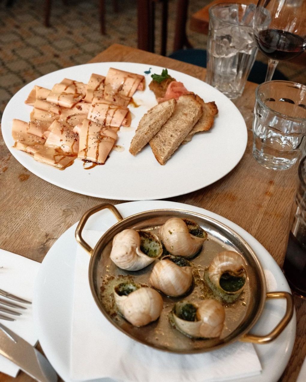 Món escargot được làm từ ốc sên, bơ, tỏi, mùi tây. Ảnh: Instagram Tăng Thanh Hà