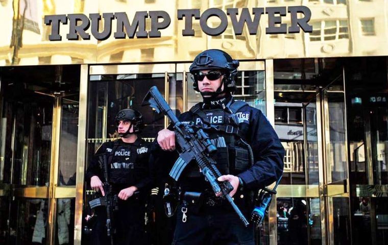Trước ngày hầu tòa, cựu Tổng thống Mỹ Donald Trump gặp bất lợi? Cảnh sát New York ra quân khẩn. (Nguồn: Merco Press)